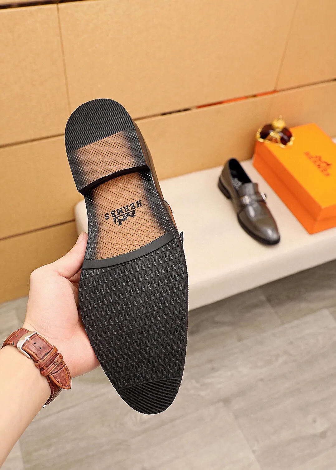 Men's shoes 💰480 💐 Product trademark: HERMES "Hermès" casual leather shoes Regular size: 38-44 (45🉑️customized) Product materials: Selected imported first-layer calfskin upper + classic hardware buckle, imported water-dyed 🐂 cowhide lining. Strong three-dimensional visual effect, non-slip and wear-resistant combination outsole Color: 2⃣️colors available